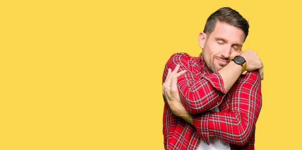 Pohledný Muž Nosí Ležérní Tričko Objímat Sebe Šťastný Pozitivní Usmíval — Stock fotografie