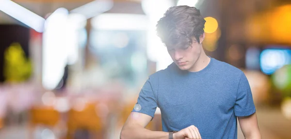 Mladý Pohledný Muž Nosí Modré Tričko Izolované Pozadí Kontrola Času — Stock fotografie
