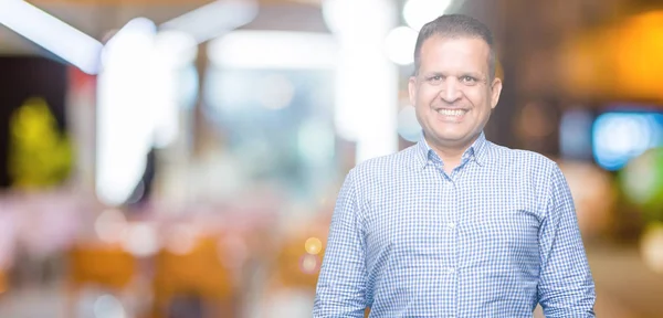 Homem Negócios Árabe Meia Idade Sobre Fundo Isolado Com Sorriso — Fotografia de Stock