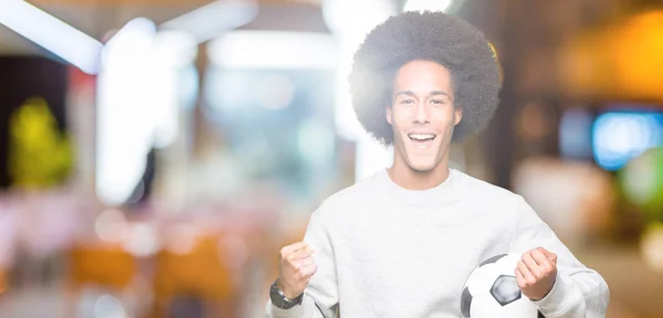 Giovane Uomo Afro Americano Con Capelli Afro Tenendo Palla Calcio — Foto Stock