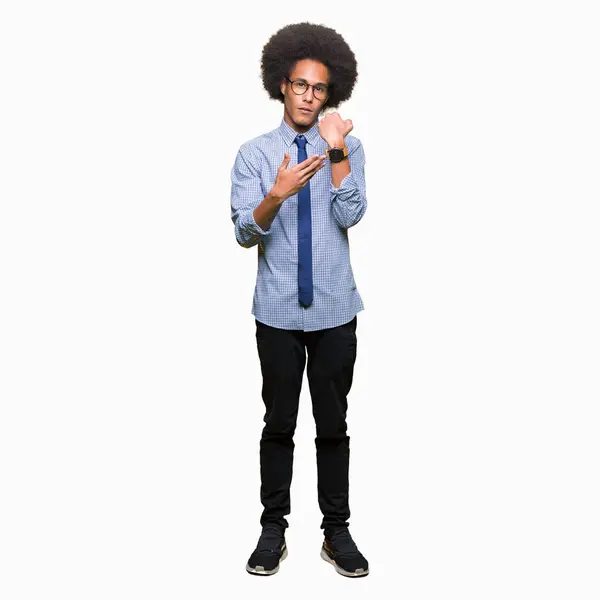 Fiatal Afro Amerikai Üzletember Afro Haj Szemüveg Siet Rámutatva Hogy — Stock Fotó