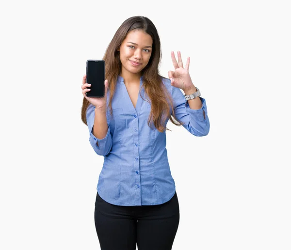 Молодая Красивая Брюнетка Бизнес Женщина Показывает Экран Смартфона Изолированном Фоне — стоковое фото
