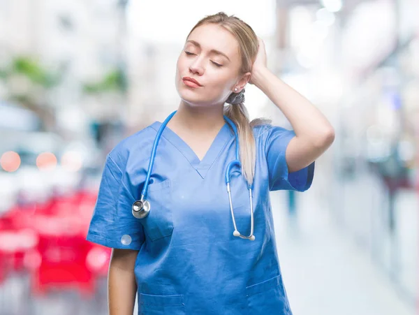 Giovane Chirurgo Bionda Medico Donna Sfondo Isolato Confondere Interrogare Incerto — Foto Stock