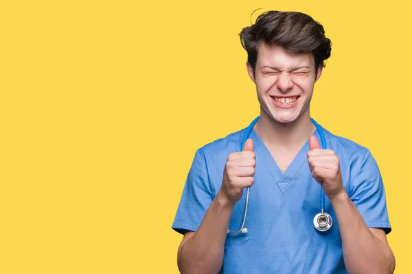 Mladý Lékař Lékařské Uniformě Izolované Pozadí Nadšeni Pro Úspěch Náručí — Stock fotografie