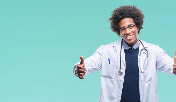 美国黑人医生在孤立的背景下看着相机张开双臂微笑着拥抱 快乐的表达拥抱幸福 — 图库照片