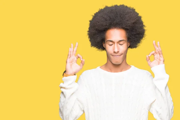 Jonge Afro Amerikaanse Man Met Afro Haar Dragen Van Winter — Stockfoto