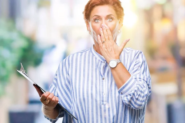 Senior Kaukasische Zakenvrouw Klembord Houdt Geïsoleerde Achtergrond Dekking Mond Met — Stockfoto