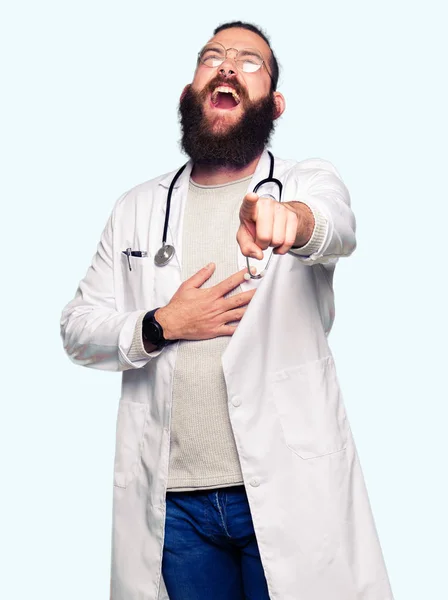 Молодий Блондин Лікар Бородою Медичному Пальто Сміється Вказуючи Камеру Пальцем — стокове фото