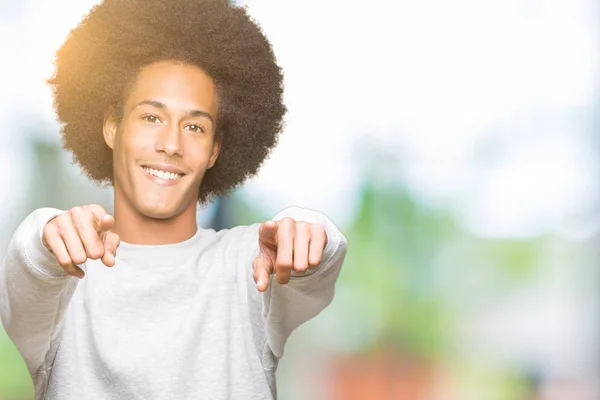 Unga Afroamerikanska Man Med Afro Hår Bär Sportig Sweatshirt Pekar — Stockfoto