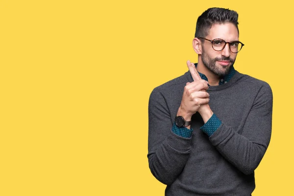 Joven Hombre Guapo Con Gafas Sobre Fondo Aislado Sosteniendo Arma — Foto de Stock