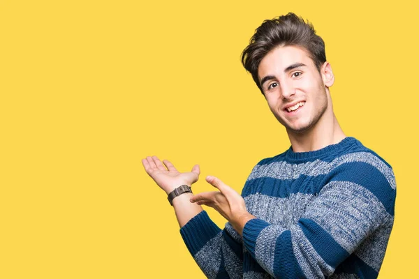 Jovem Homem Bonito Sobre Fundo Isolado Convidando Para Entrar Sorrindo — Fotografia de Stock