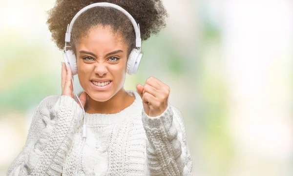 Jonge Afro Amerikaanse Vrouw Dragen Koptelefoon Geïsoleerde Achtergrond Boos Gefrustreerd — Stockfoto