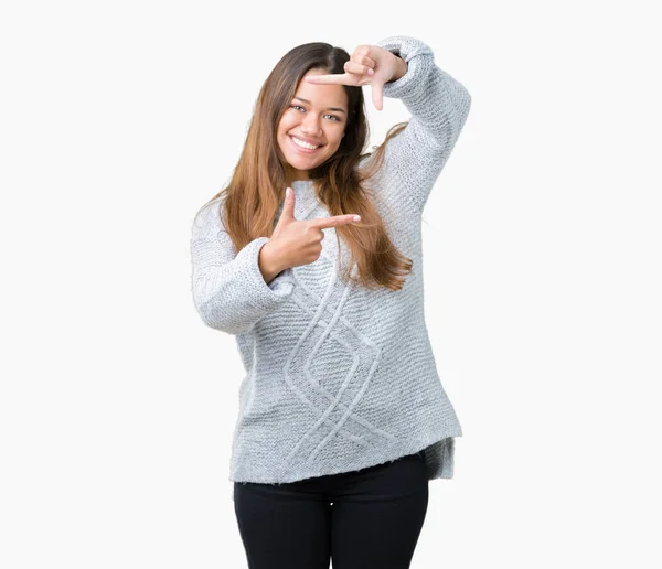 Giovane Bella Donna Bruna Indossa Maglione Sfondo Isolato Sorridente Rendendo — Foto Stock