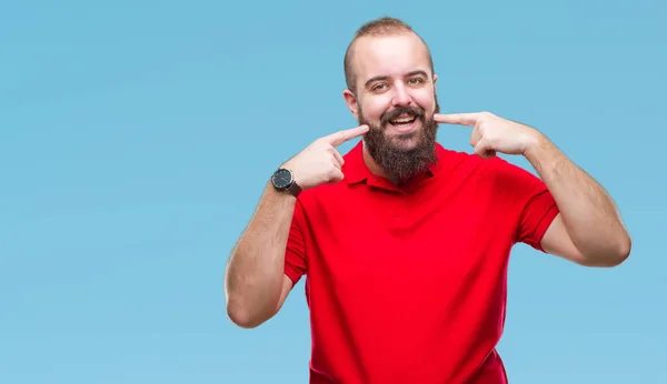 Jonge Kaukasische Hipster Man Dragen Rode Shirt Geïsoleerde Achtergrond Glimlachend — Stockfoto