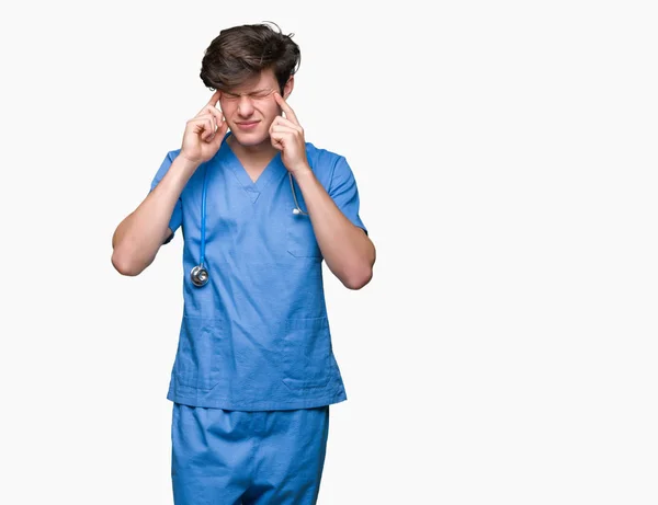 Ung Läkare Bär Medicinsk Uniform Över Isolerade Bakgrund Med Handen — Stockfoto