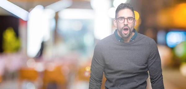 Joven Hombre Guapo Con Gafas Sobre Fondo Aislado Asustado Sorprendido —  Fotos de Stock