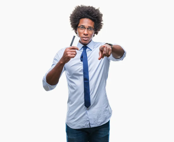 Hombre Afroamericano Sosteniendo Tarjeta Crédito Sobre Fondo Aislado Señalando Con —  Fotos de Stock