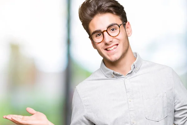 Joven Hombre Guapo Con Gafas Sobre Fondo Aislado Sonriendo Mostrando — Foto de Stock