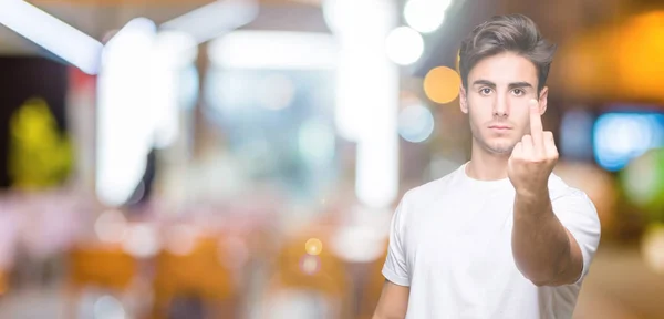 Joven Hombre Guapo Vistiendo Camiseta Blanca Sobre Fondo Aislado Mostrando —  Fotos de Stock