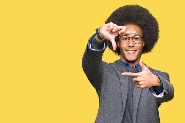아프로 얼굴로 손가락과 손으로 만드는 프레임 안경을 아프리카계 미국인 비즈니스 — 스톡 사진