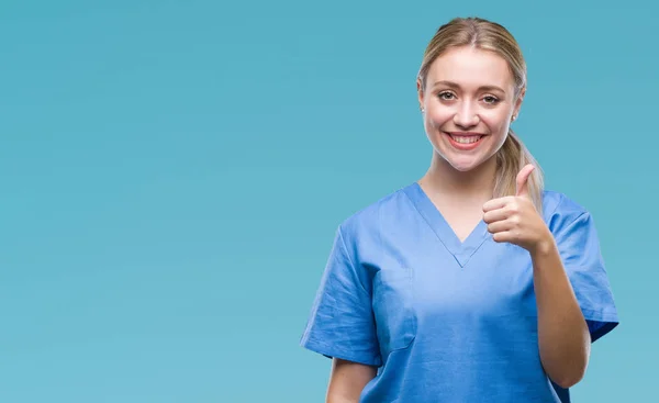 Молодая Блондинка Хирург Женщина Медицинской Форме Изолированном Фоне Делает Счастливый — стоковое фото