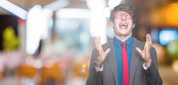 Junger Gutaussehender Geschäftsmann Mit Roter Brille Vor Isoliertem Hintergrund Verrückt — Stockfoto