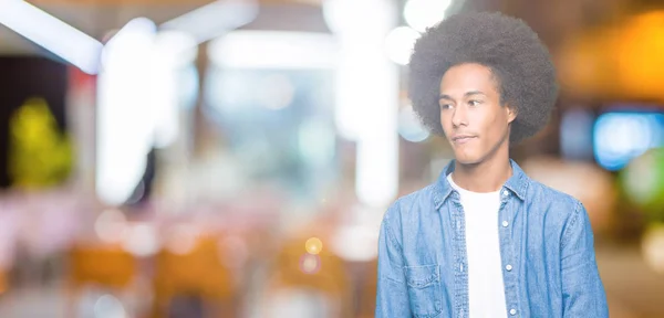 Νεαρός Αφρικανική Αμερικανική Άνθρωπος Αφρο Μαλλιά Που Αναζητούν Μακριά Πλευρά — Φωτογραφία Αρχείου