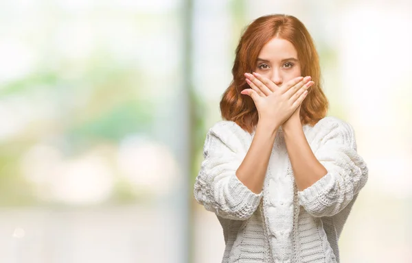 年轻美丽的女人在与世隔绝的背景下穿着冬衣震惊地捂住嘴巴 误了手 秘密概念 — 图库照片