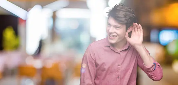 Jovem Homem Negócios Bonito Sobre Fundo Isolado Sorrindo Com Mão — Fotografia de Stock