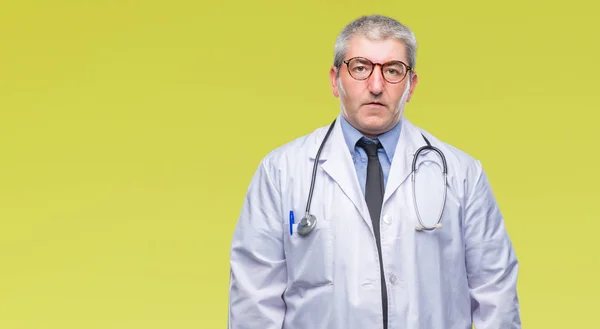 Yakışıklı Kıdemli Doktor Adam Yüzünde Ciddi Bir Ifade Ile Izole — Stok fotoğraf