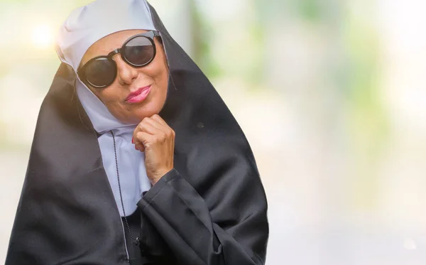 Женщина Католическая Монахиня Средних Лет Солнечных Очках Изолированном Фоне Рукой — стоковое фото