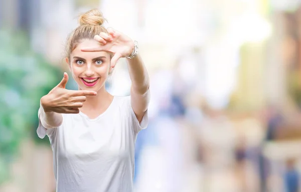 Joven Hermosa Mujer Rubia Con Camiseta Blanca Sobre Fondo Aislado — Foto de Stock