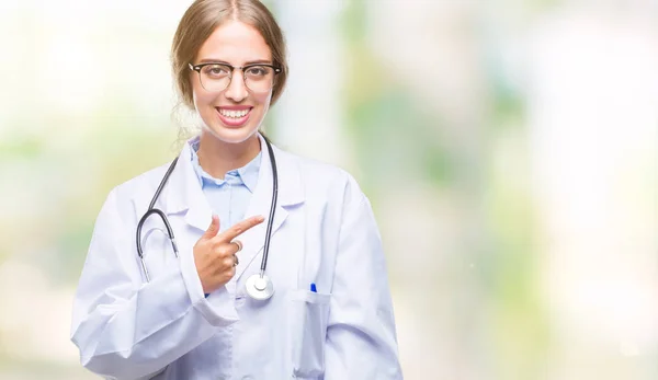 Linda Jovem Mulher Médica Loira Vestindo Uniforme Médico Sobre Fundo — Fotografia de Stock