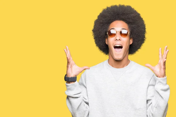 Giovane Uomo Afro Americano Con Capelli Afro Indossare Occhiali Sole — Foto Stock