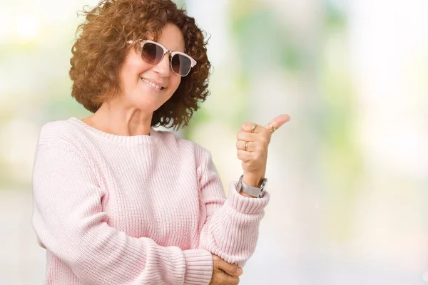 Hermosa Mujer Mediana Edad Ager Vistiendo Suéter Rosa Gafas Sol — Foto de Stock