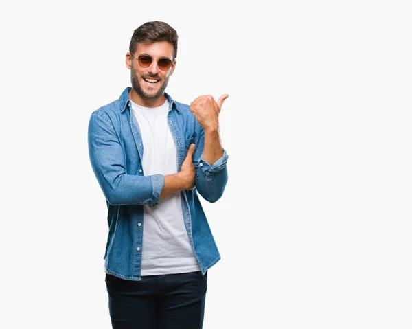 Joven Hombre Guapo Con Gafas Sol Sobre Fondo Aislado Sonriendo —  Fotos de Stock