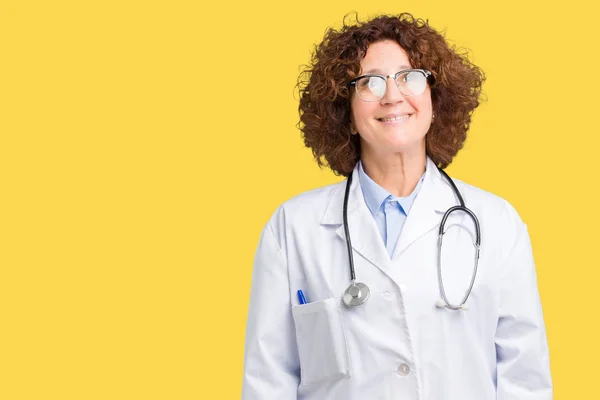 Média Ager Médico Sênior Mulher Sobre Fundo Isolado Sorrindo Olhando — Fotografia de Stock