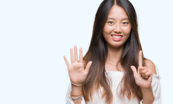 Jonge Aziatische Vrouw Geïsoleerde Achtergrond Weergeven Met Vingers Omhoog Nummer — Stockfoto