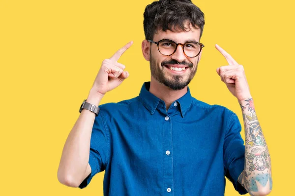 Homem Bonito Jovem Usando Óculos Sobre Fundo Isolado Sorrindo Apontando — Fotografia de Stock