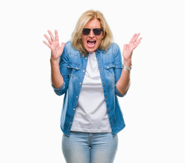 Medelålders Blond Kvinna Bär Solglasögon Över Isolerade Bakgrund Crazy Och — Stockfoto