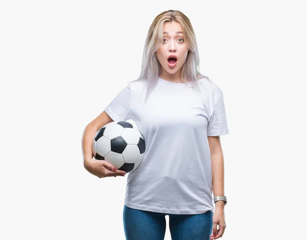 Junge Blonde Frau Mit Fußballball Über Isoliertem Hintergrund Erschrocken Mit — Stockfoto