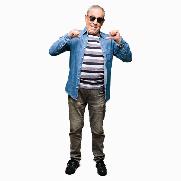 Stilig Senior Man Bär Jeansjacka Och Solglasögon Ser Självsäker Med — Stockfoto