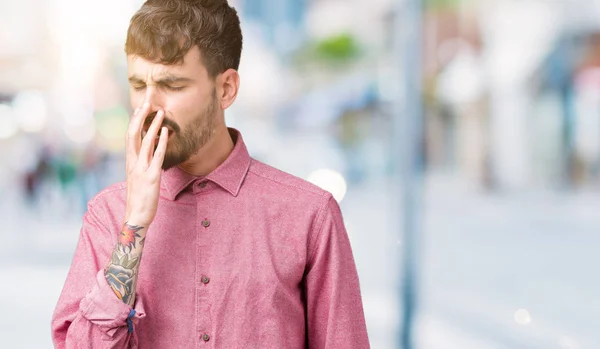 Junger Gutaussehender Mann Rosa Hemd Über Isoliertem Hintergrund Gelangweilt Gähnend — Stockfoto