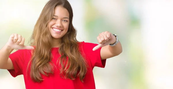 Giovane Bella Donna Bruna Indossa Shirt Rossa Sfondo Isolato Guardando — Foto Stock