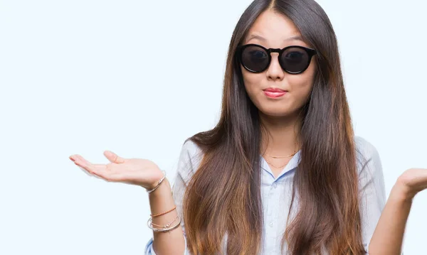 Jeune Femme Asiatique Portant Des Lunettes Soleil Sur Fond Isolé — Photo