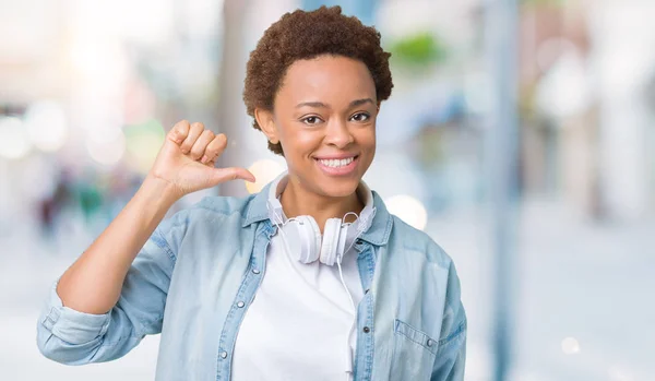 Giovane Donna Afroamericana Che Indossa Cuffie Sfondo Isolato Guardando Fiducioso — Foto Stock