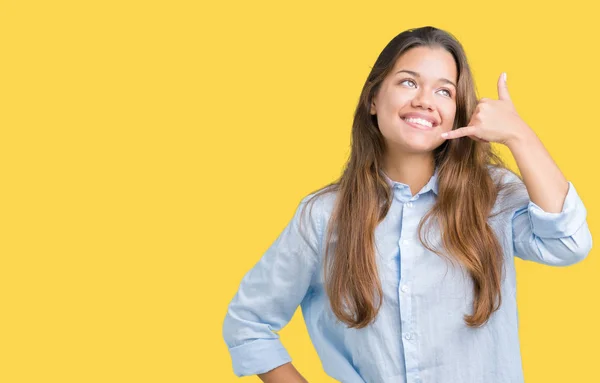 Jonge Mooie Brunette Zakenvrouw Geïsoleerde Achtergrond Doen Glimlachen Telefoon Gebaar — Stockfoto