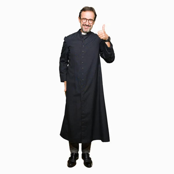 Sacerdote Uomo Mezza Età Che Indossa Una Veste Cattolica Facendo — Foto Stock