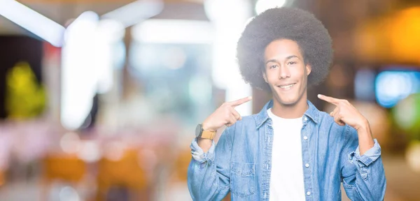 Jonge Afro Amerikaanse Man Met Afro Haar Lachend Vertrouwen Tonen — Stockfoto