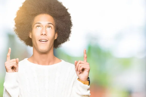 Americký Mladík Afro Vlasy Nosit Zimní Svetr Ohromen Překvapen Vzhlédl — Stock fotografie